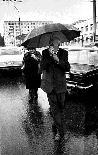 Кампании против ученого проводились в советской печати в 1970-80-х годах. В январе 1980 года Сахарова и его жену задержали, а после сослали в город Горький (сейчас Нижний Новгород). Сам физик связывал такие действия властей с его заявлениями, в которых он выступал против ввода войск СССР в Афганистан. В Горьком Андрей Сахаров провел три голодовки в знак протеста
