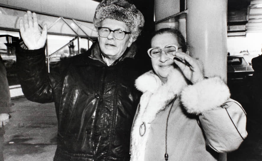 КГБ следил за физиком с 1960-х годов. В 1966 году Андрей Сахаров подписал письмо 25 деятелей культуры Леониду Брежневу, в котором высказался против реабилитации Иосифа Сталина. Со своей женой Еленой Боннэр (на фото) он познакомился в Калуге в 1970 году, когда поехал на один из судебных процессов против диссидентов. Это был второй брак ученого. Его первой женой была Клавдия Вихирева, умершая от рака в 1969 году. В этом браке у Сахарова родились трое детей. В браке с госпожой Боннэр общих детей у супругов не было, однако у самой Елены были сын и дочь