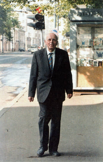 Андрей Сахаров предсказал появление интернета еще в 1970-х: «В перспективе, быть может, поздней, чем через 50 лет, я предполагаю создание всемирной информационной системы (ВИС), которая сделает доступным для каждого в любую минуту содержание любой книги, когда-либо и где-либо опубликованной, содержание любой статьи, получение любой справки»