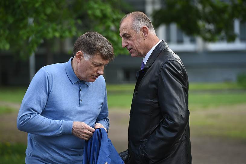 Спикер законодательного собрания Вячеслав Макаров (слева) и  депутат Законодательного собрания Санкт-Петербурга Анатолий Дроздов после голосования на партийных праймериз 