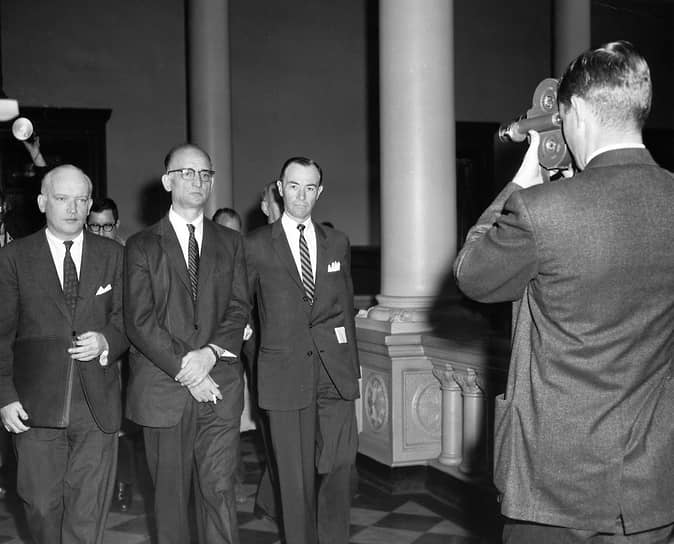 Первый громкий обмен разведчиками произошел 10 февраля 1962 года — тогда советский разведчик-нелегал Вильям Фишер (он же Рудольф Абель, на фото второй слева) был обменян на американского летчика Фрэнсиса Гэри Пауэрса. Вильям Фишер, работавший в Северной Америке с 1948 года, в 1957 году был арестован, а затем приговорен к 32 годам лишения свободы. Работавший на ЦРУ пилот Паэурс сбит во время разведывательного полета над территорией СССР 1 мая 1960 года и приговорен к 10 годам лишения свободы. Обмен произошел на границе ГДР и ФРГ — в Потсдаме на мосту Глинике (получившем впоследствии название «мост шпионов»)