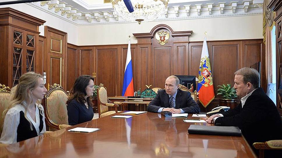 Владимир Путин встретился с Екатериной Корнелюк, вдовой специального корреспондента ВГТРК Игоря Корнелюка, и Марианной Волошиной, сестрой звукооператора телеканала «Россия» Антона Волошина,— журналистов, погибших в Донбассе