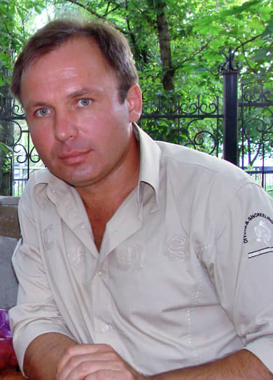 Российский летчик Константин Ярошенко (на фото) был арестован в мае 2010 года в Либерии спецслужбами США и обвинен в подготовке к транспортировке крупной партии кокаина. Впоследствии американский суд признал его виновным и приговорил к 20 годам лишения свободы. Ярошенко был освобожден в апреле 2022-го в результате обмена на гражданина США, бывшего морпеха и студента Тревора Рида, которого в июле 2020 года Головинский суд Москвы приговорил к девяти годам колонии общего режима за дебош в полицейской машине