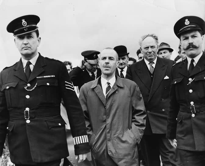 22 апреля 1964 года на том же мосту совершен новый обмен. Вернулся на родину советский нелегал Конон Молодый, арестованный в Британии в 1960 году и получивший 25 лет тюрьмы. Взамен на Запад выдали британского разведчика Гревилла Винна (на фото в центре), который был связником сотрудничавшего с западными спецслужбами полковника ГРУ Олега Пеньковского. Обоих арестовали в октябре 1962 года, в мае 1963 года Пеньковский был приговорен к расстрелу, а Винн получил восемь лет