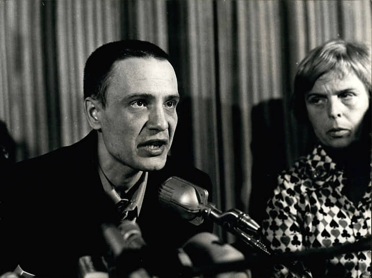 18 декабря 1976 года произошел первый обмен лиц, не связанных со спецслужбами, — диссидента Владимира Буковского (на фото) и его семью поменяли на лидера чилийских коммунистов Луиса Корвалана. Буковский в 1972 году получил семь лет лишения свободы и пять лет ссылки за антисоветскую агитацию и пропаганду. Генсек компартии Чили Луис Корвалан был арестован после военного переворота генерала Аугусто Пиночета 11 сентября 1973 года. Обмен произошел в Цюрихе (Швейцария)