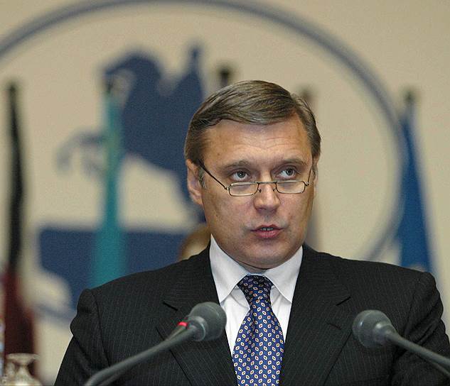 Седьмой форум 17-21 июня 2003 года совпал с торжествами в честь 300-летия Санкт-Петербурга. В форуме участвовали 2,5 тыс. человек из 48 стран. На пленарном заседании выступил премьер-министр РФ Михаил Касьянов, который впервые озвучил планы по административной реформе На фото: председатель Правительства России Михаил Касьянов