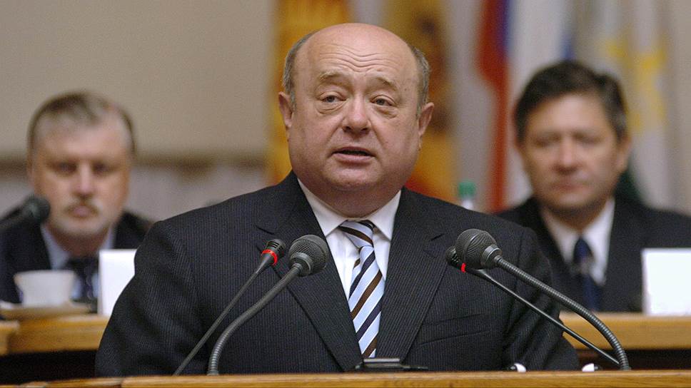 15-19 июня 2004 года в рамках ПЭФ впервые проведены выставки-презентации европейских стран, первой представила свои проекты Чехия. Премьер Михаил Фрадков спрогнозировал резкое сокращение вклада сырьевого экспорта в рост российского ВВП На фото: председатель Правительства России Михаил Фрадков