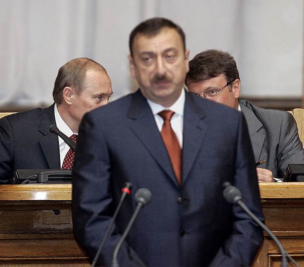 14-16 июня 2005 года ПМЭФ впервые посетил президент России Владимир Путин. В работе форума приняли участие 7 руководителей зарубежных парламентов, 5 российских и 25 зарубежных министров, а также президент Азербайджана Ильхам Алиев. К открытию форума был заложен первый камень в основание завода Toyota в Санкт-Петербурге: в церемонии участвовали экс-премьер министр Японии Иосиро Мори и глава Toyota Хироси Окуда На фото: президент России Владимир Путин (слева), президент Азербайджана Ильхам Алиев (в центре) и министр экономического развития и торговли России Герман Греф (справа)
