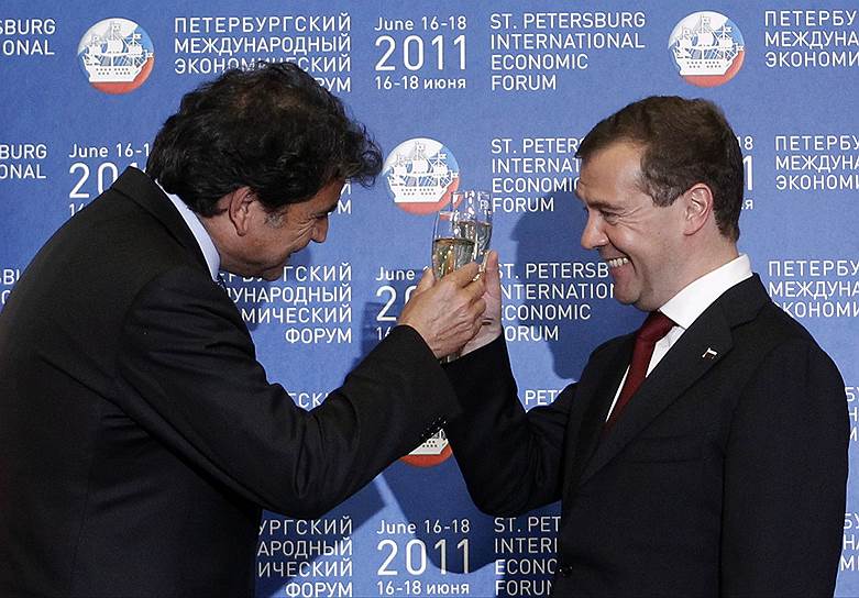 16-18 июня 2011 года президент РФ Дмитрий Медведев представил на форуме программу модернизации страны, а также выступил с предложением о расширении границ Москвы. Тогда же была введена практика брифингов, во время которых представители органов власти отвечали на вопросы аудитории. На форуме Россия и Франция заключили соглашение о покупке двух вертолетоносцев Mistral На фото: Пьер Леллюш, государственный секретарь по европейским делам (слева) и президент России Дмитрий Медведев (справа)