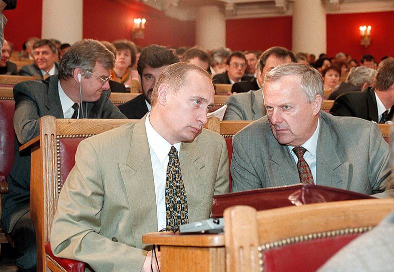 Первый Петербургский экономический форум прошел 18-20 июня 1997 года под эгидой Межпарламентской ассамблеи СНГ и при поддержке правительства РФ. В нем приняли участие более 1,5 тыс. человек, в том числе руководители правительств и парламентов стран СНГ. Было представлено более 700 проектов, подписано 52 инвестиционных контракта на сумму более $2,5 млрд На фото: Владимир Путин, заместитель руководителя администрации президента России (слева) и Анатолий Собчак, бывший мэр Санкт-Петербурга (справа)