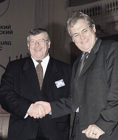 Следующий ПМЭФ 13-16 июня 2001 года был официально признан главным экономическим форумом СНГ. В форуме приняли участие 2,1 тыс. делегатов из 37 стран, в том числе премьер-министр Чехии Милош Земан На фото: председатель комитета Совета Федерации по делам СНГ Вадим Густов (слева) и премьер-министр Чехии Милош Земан (справа)