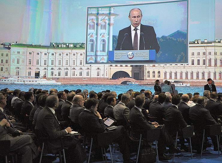 Во время форума 21-23 июня 2012 года Владимир Путин сообщил делегатам о создании специальной комиссии по реализации предпринимательской инициативы и назначении на пост бизнес-омбудсмена председателя «Деловой России» Бориса Титова На фото: президент России Владимир Путин (на экране)