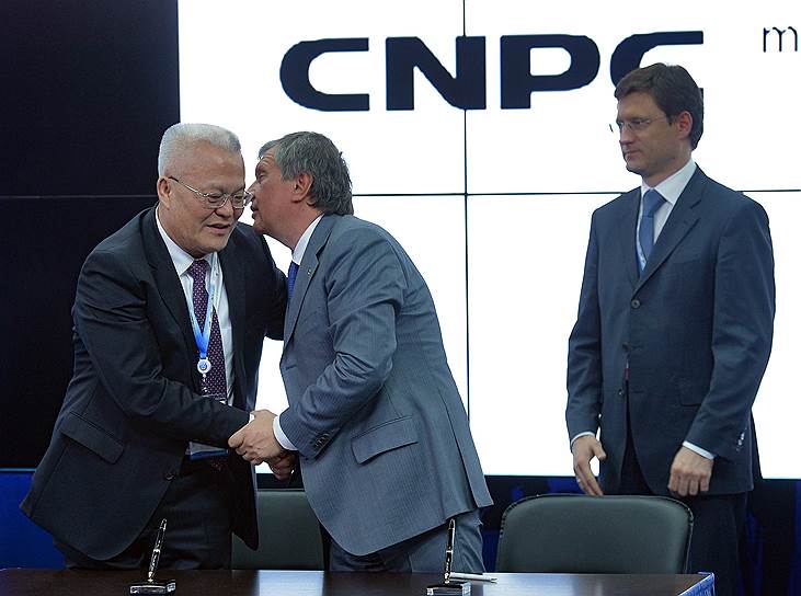 ПМЭФ 20-22 июня 2013 года стал рекордным по объему заключенных соглашений — 102 соглашения на общую сумму 9 трлн 600 млрд руб. (порядка $320 млрд). Самым крупным из них стал договор о поставках 356 млн тонн нефти в Китай в течение 25 лет на сумму $270 млрд, заключенный между «Роснефтью» и китайской компанией CNPC. Кроме того, на XVII форуме Владимир Путин предложил объединить Верховный и Высший арбитражный суды На фото: председатель правления «Роснефть» Игорь Сечин (в центре) и министр энергетики России Александр Новак (справа)