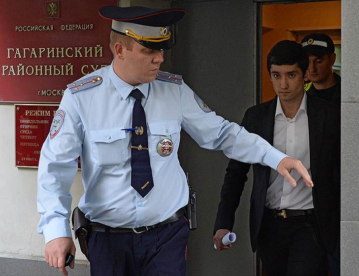 2 июня. Прокуратура в третий раз частично закрыла уголовное дело о хулиганстве, возбужденное после инцидента с погоней полиции и внедорожника Mercedes Gelandewagen, в котором участвовал сын вице-президента ЛУКОЙЛа Руслан Шамсуаров