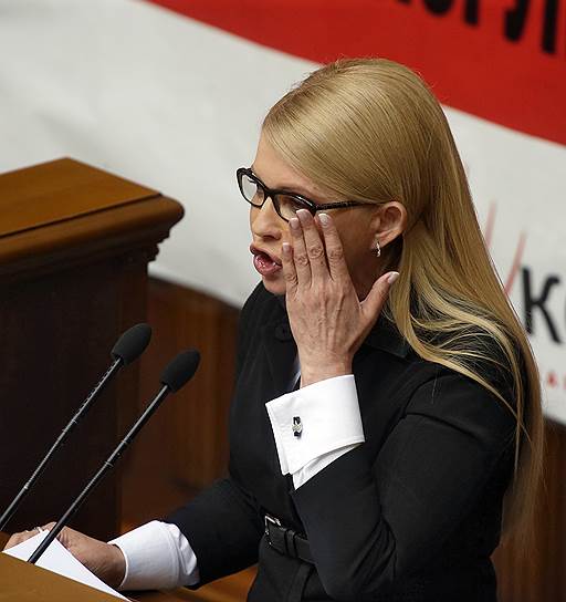 1 июня. Депутат от блока «Петра Порошенко» Сергей Лещенко обнародовал так называемую «амбарную книгу» Партии регионов, посвященную теневому расходованию средств ради подкупа ведущих украинских политиков, а также членов центризбиркома. Под ударом оказались многие известные политики, в том числе бывший премьер Украины Юлия Тимошенко