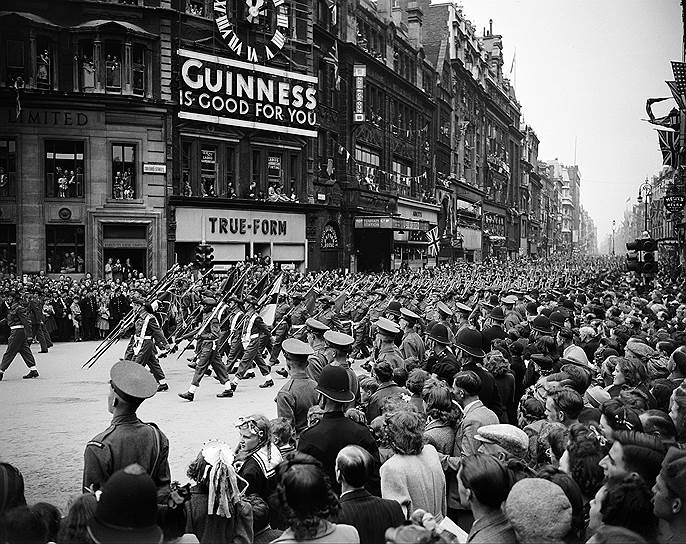 8 июня 1946 года в Лондоне состоялся один из самых известных парадов Победы. По улицам города прошли военные из большинства стран-союзниц, в том числе Бельгии, Китая, Бразилии, Чехословакии, Франции, Греции, Люксембурга и США. На параде не были представлены армии СССР и Югославии. Эти страны получили приглашения, но по различным причинам (в первую очередь из-за начавшейся эскалации холодной войны) не прислали свои парадные расчеты. От Польши был приглашен эскадрон имени Тадеуша Костюшко, но он отказался участвовать, так как другие части польской армии приглашения не получили 