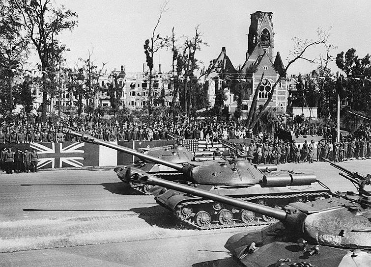 7 сентября 1945 года по предложению маршала Георгия Жукова в Берлине прошел совместный парад стран антигитлеровской коалиции. Колонны пехоты и бронетехники СССР, США, Великобритании и Франции промаршировали у Бранденбургских ворот. Командовал парадом комендант британского сектора в Берлине генерал-майор Эрик Нэйрс, принимал — маршал Георгий Жуков. В завершение был дан торжественный салют 