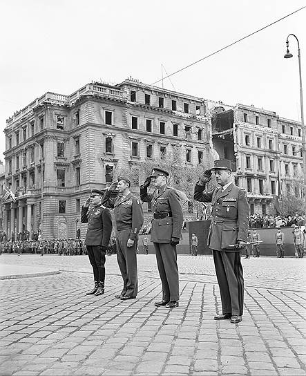 13 апреля 1946 года в Вене в честь первой годовщины освобождения города состоялся парад войск антигитлеровской коалиции. В нем участвовали советские, американские, британские и французские части. Шотландские части прошли по городу в традиционных килтах и в сопровождении эмблемы части — белого козленка    На фото слева направо: маршал Советского Союза Иван Конев, генерал американской армии Марк У. Кларк, британский полковник Гордон Смит и генерал французской армии Мари-Эмиль Бетуар 
