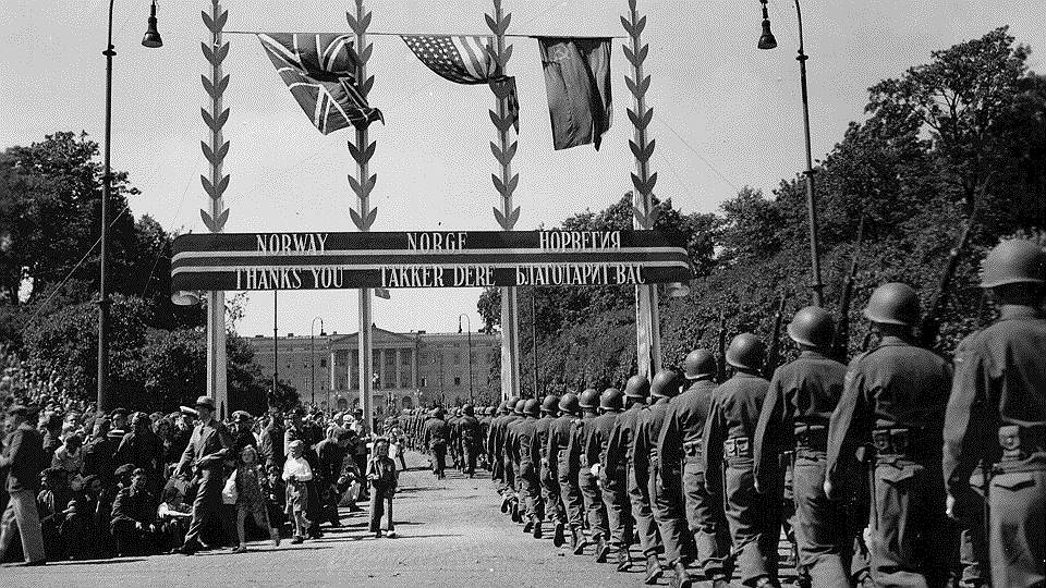 4 июля 1945 года в Осло прошел парад американских военных. По пути к королевскому дворцу они проходили под благодарственной надписью на трех языках — норвежском, английском и русском — и флагами Великобритании, США и СССР 