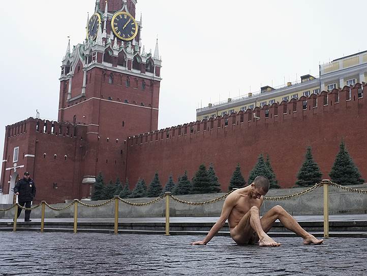 Акция «Фиксация» 10 ноября 2013 года Петр Павленский прибил свою мошонку гвоздем к брусчатке на Красной площади в Москве. Очередную акцию, приуроченную ко Дню полиции, художник объяснил как «метафору апатии, политической индифферентности и фатализма современного российского общества»