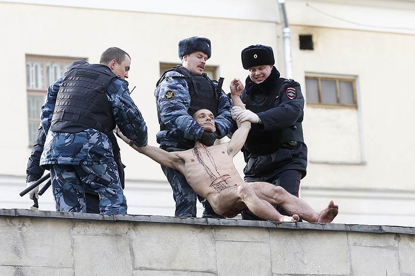 После того, как полиция сняла Петра Павленского с крыши, он вновь был отправлен в Боткинскую больницу на обследование к психиатру. 20 октября 2014 года художник был признан вменяемым и не подлежащим психиатрической госпитализации