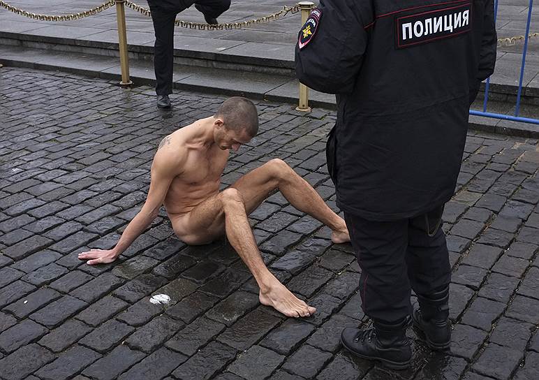 Павленский был задержан сотрудниками полиции, на художника завели дело о мелком хулиганстве, однако спустя сутки освободили в связи с неправильно составленным протоколом. 15 ноября 2013 года появилась информация, что на художника было снова открыто дело по статье УК о хулиганстве, в соответствии с которой ему могло грозить до пяти лет лишения свободы. Петр Павленский находился под подпиской о невыезде. Однако некорректность формулировки предъявленного ему обвинения противоречила Конституции РФ, нарушая право на защиту. Дальнейшие действия правоохранительных органов в отношении Петра Павленского не разглашались