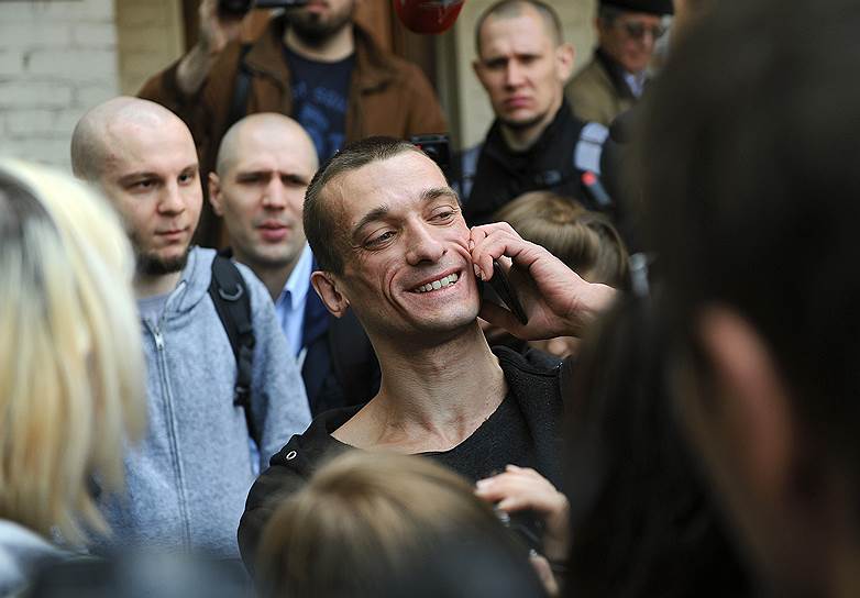 Москва, Россия. Освобождение художника Петра Павленского, обвиняемого в поджоге двери здания ФСБ на Лубянке, в зале суда 