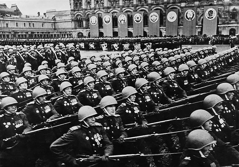 24 июня 1945 года в Москве на Красной площади прошел один из самых многочисленных парадов. В нем участвовало около 40 тыс. военных: 24 маршала, 249 генералов, 2,5 тыс. офицеров, более 31 тыс. рядовых и сержантов. В параде также участвовали военные собаки. Единственный пес, награжденный медалью «За боевые заслуги», из-за ранения не смог пройти строем: его пронесли на кителе Иосифа Сталина. Парад Победы принимал маршал Георгий Жуков, командовал парадом маршал Константин Рокоссовский 