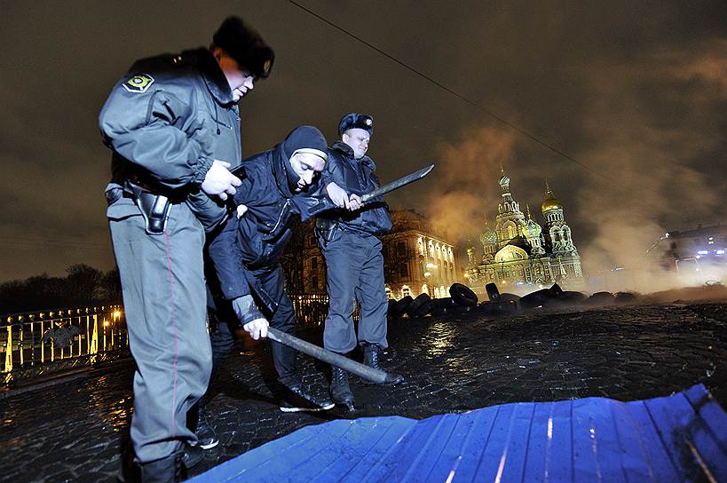 25 февраля 2014 года Дзержинский районный суд Санкт-Петербурга оправдал Петра Павленского, прекратив производство по делу за отсутствием события и состава административного правонарушения в акции «Свобода». Но уже через месяц Следственный комитет возбудил дело по статье «Вандализм», проведя обыски в домах участников акции. 22 декабря 2014 года прокуратура Центрального района Санкт-Петербурга отозвала свое апелляционное представление на решение Дзержинского районного суда об отказе направить Петра Павленского на стационарную психиатрическую экспертизу