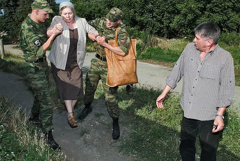 «Создавать на экране романтизм смерти, романтизм войны — отвратительное и недостойное мужчины дело». Фильм «Александра» (на фото — кадр из фильма), снятый Сокуровым в 2007 году, рассказывал историю пожилой женщины, которая приезжает в послевоенную Чечню навестить своего внука — живущего войной молодого офицера. Однако цель ее поездки куда масштабнее, чем просто встреча с родственником: она надеется подарить людям, чьи души были искалечены войной, хоть каплю доброты и сострадания, вернув их тем самым к жизни