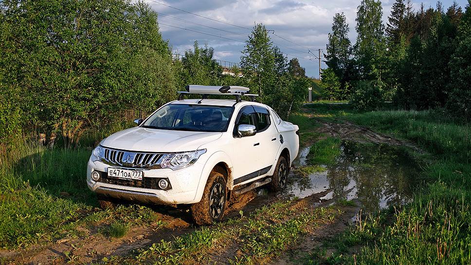 С Super Select и автоматической трансмиссией L200 куда совершеннее «УАЗа» с точки зрения комфорта. Переключение между режимами 2H и 4H возможно на скорости до 100 км/ч. При этом никаких механических ручек нет: переводите селектор в положение 4H и едете 