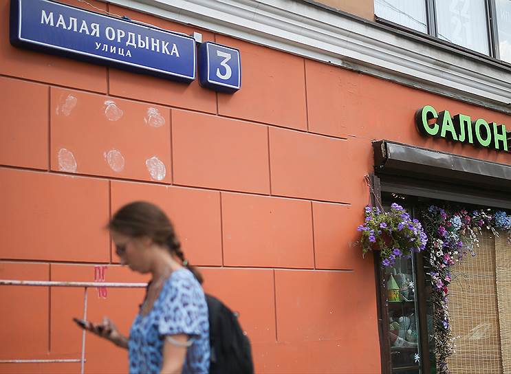 Со стены дома на Малой Ордынке, где Борис Немцов проживал в своей квартире в последние годы, мемориальный знак уже сняли 