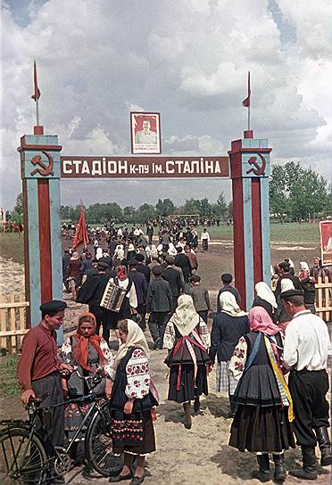  10 апреля 1925 года было принято решение назвать город Царицын в Сталинград (ныне — Волгоград). С тех пор в честь вождя неоднократно переименовывались города, населенные пункты, улицы, заводы, школы и т.д. 11 сентября 1957 года  Верховный Совет запретил прижизненного присвоение ряду объектов имен партийных деятелей, а также деятелей науки и культуры с целью «прекратить практику неправомерного возвеличивания отдельных личностей» 