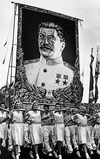 «Если взять многие наши романы, кинофильмы и исторические "исследования", то в них совершенно неправдоподобно изображается вопрос о роли Сталина в Отечественной войне» 