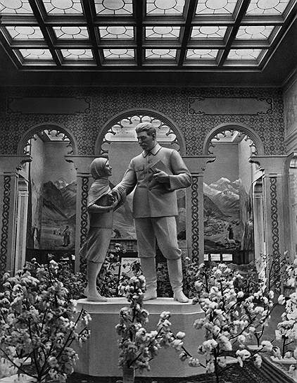  25 февраля 1956 года, в последний день XX съезда партии, Никита Хрущев выступил с докладом «О разоблачении культа личности Сталина». По свидетельствам присутствовавших, выступление длилось более четырех часов. На съезде присутствовало 1349 делегатов с решающим голосом и 81 делегат с совещательным голосом, представлявших 6 795 896 членов партии и 419 609 кандидатов в члены партии  