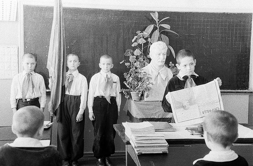 «Однажды, когда мы вдвоем ехали в машине, он («Николай Булганин» — «Ъ») мне сказал: Вот иной раз едешь к Сталину, вызывают тебя к нему, как друга. А сидишь у Сталина и не знаешь, куда тебя от него повезут — или домой, или в тюрьму» 