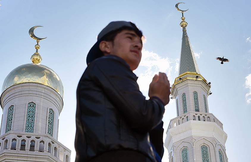 Москва, Россия. Мусульманин в день праздника Ураза-байрам у Московской Соборной мечети 