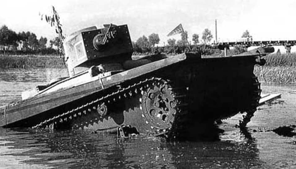 В 1933 году на вооружение был  принят «малый плавающий танк Т-37А». В отличие от предшественников он имел клепаный (или сварной) герметичный корпус из катаных броневых листов и с помощью гребного винта мог плыть. В феврале 1936 года ему на смену пришла новая плавающая модификация – Т-38. Машина плохо показала себя в бою: в 1939 году в районе реки Халхин-Гол 17 из 22 машин были потеряны 