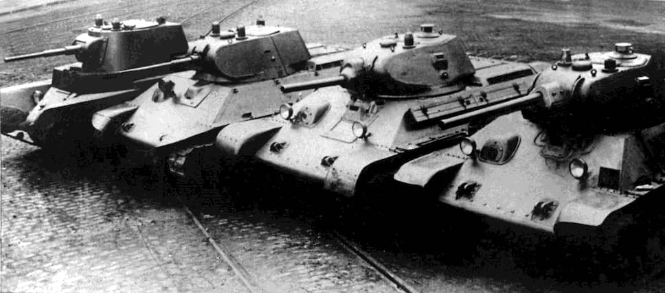 19 декабря 1939 года на вооружение был принят основной боевой танк Т-34, «оружие Победы». На среднем танке впервые была установлена длинноствольная 76-мм пушка Л-11 (позже Ф-34). 31 марта 1940 года он был запущен в серийное производство  На фото слева направо: танки А-8 (БТ-7М), А-20, Т-34 образца 1940 года с пушкой Л-11, Т-34 образца 1941 года с пушкой Ф-34 