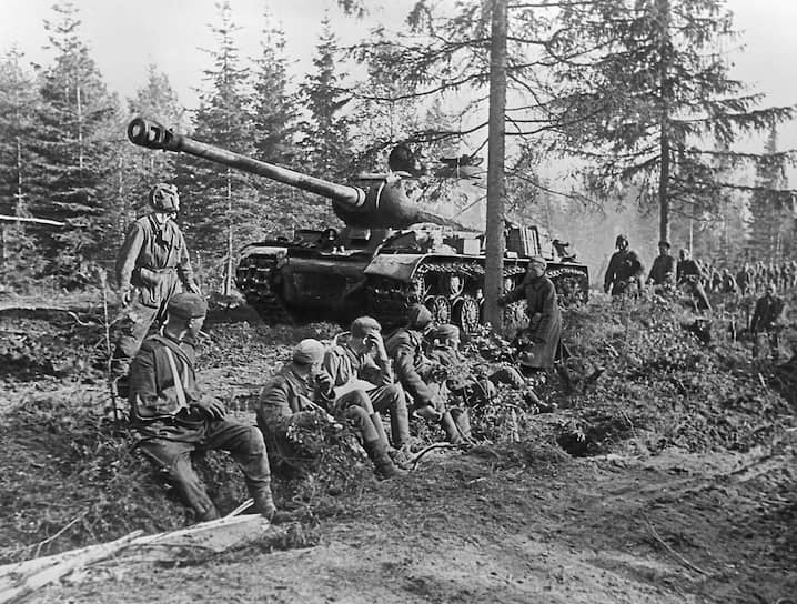 С 1943 по 1946 год серийно выпускался танк ИС-2 («Иосиф Сталин»). Во время Второй мировой войны являлся самым тяжелобронированным советским танком и использовался для штурмов укрепленных городов, в частности, Берлина. ИС-2 стоял на вооружении советской, а затем российской армии до 1993 года 