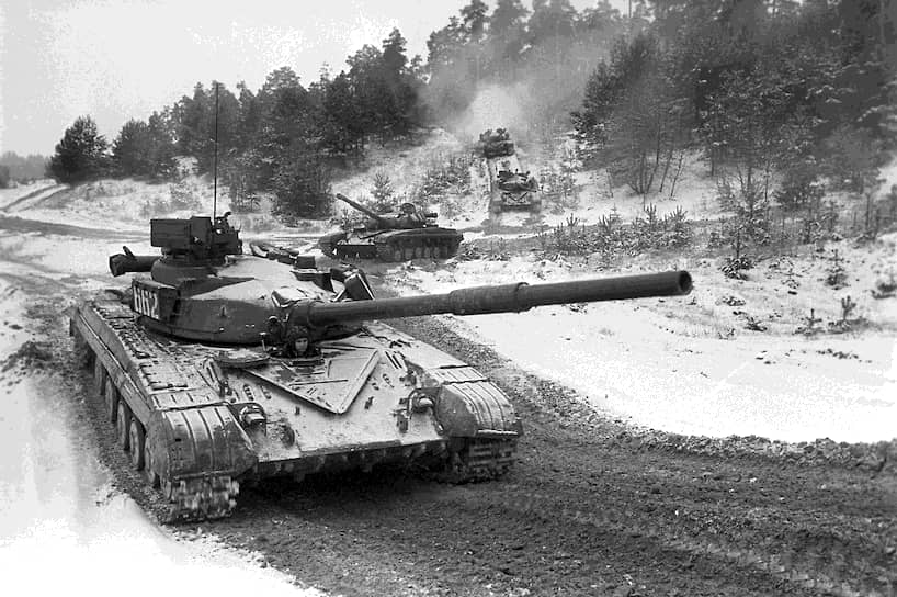 В 1967 году на вооружение был принят основной боевой танк Т-64. Впервые для серийных машин с пушкой большого калибра был создан автомат заряжания на 30 выстрелов (это позволило сократить экипаж до трех человек), а броня корпуса с башнями стала комбинированной 