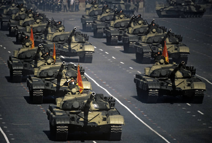 В 1973 году был принят на вооружение основной танк второго поколения Т-72 «Урал». Использовался в армиях более 50 государств. В начале 1990-х США получили 86 танков Т-72, использовавшихся в армии ГДР.  В СССР «Урал» выпускался до 1990 года на Уралвагонзаводе и Челябинском тракторном заводе  