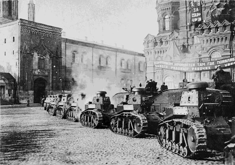 6 июля 1927 года был принят на вооружение «Малый танк сопровождения» — МС-1 (Т-18). В 1929 году девять машин приняли участие в военном конфликте на Китайско-Восточной железной дороге. Всего было выпущено 959 таких танков 