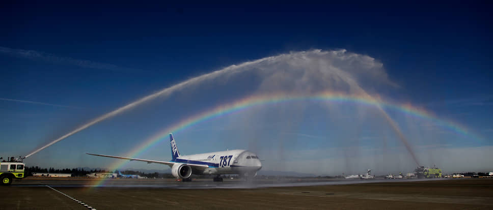 В декабре 2009 года первый полет совершил Boeing 787 Dreamliner. Его фюзеляж и крылья сделаны из легких композитных материалов. Всего было произведено более 1 тыс. единиц. 13 июля 2021 года компания объявила, что ограничит производство этой модели ради ее доработки 