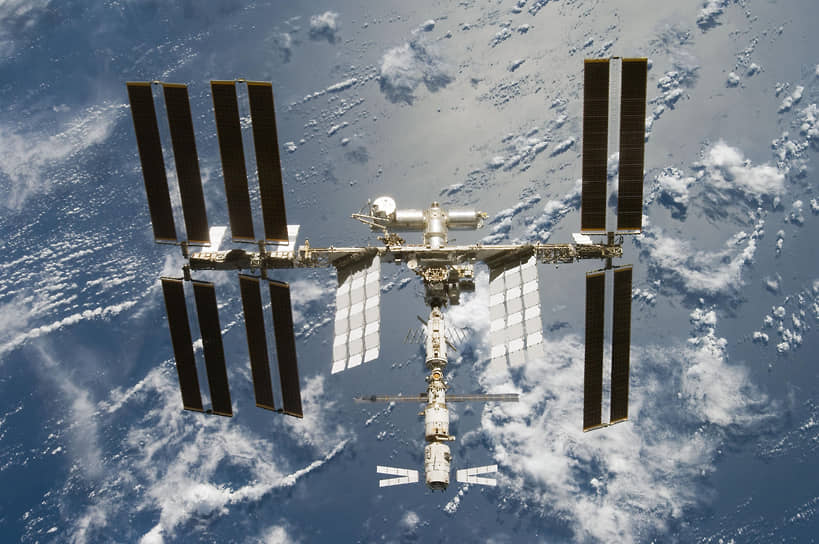 В 1993 году NASA выбрала Boeing генеральным подрядчиком строительства Международной космической станции. Вместе с ГКНПЦ имени Хруничева компания изготовила первый модуль МКС. В 2013 году глава космического подразделения Boeing Джон Элбон назвал работу над станцией «крупнейшим в мире инженерным подвигом» 