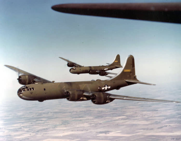 Во время Второй мировой Boeing выпустила тяжелый бомбардировщик B-29 Superfortress. В США было собрано около 4 тыс. этих машин, в том числе сбросившие бомбы на Хиросиму и Нагасаки Enola Gay и Bockscar. Позже в СССР выпустили копию этого боевого самолета под названием Ту-4 