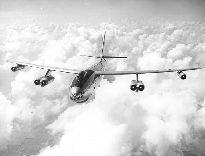 В декабре 1947 года пробный полет совершил В-47 Stratojet, первый бомбардировщик со стреловидными крыльями. Новую конструкцию предложил аэродинамист Boeing Джордж Шерер. Она позволяла максимально использовать возможности двигателей и позже использовалась на всех больших реактивных самолетах 