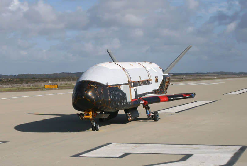 В 1999 году NASA совместно с Boeing запустили программу по созданию космического беспилотника Х-37. Первый аппарат был запущен в космос в апреле 2010 года и вернулся на Землю через восемь месяцев. Впоследствии было еще пять запусков, последний из которых — в мае 2020 года. Программа засекречена, но затраты на нее оцениваются как минимум в несколько сотен миллионов долларов 
