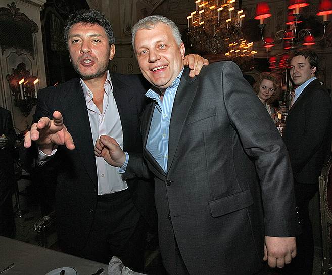С 2009 года Шеремет являлся редактором отдела политики и общества журнала «Огонек». В 2011 году недолго был ведущим программы «Приговор» на РЕН ТВ. В 2013–2014 годах работал ведущим передачи «Прав? Да!» на «Общественном телевидении» России    На фото: Политик Борис Немцов и журналист Павел Шеремет 