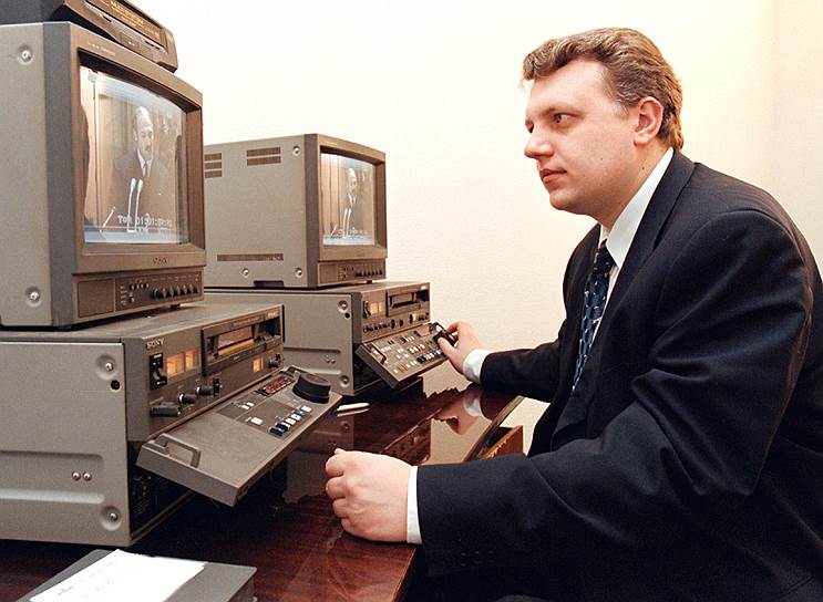 В 1998 году он работал специальным корреспондентом программ «Новости» и «Время» дирекции информационных программ (ДИП) ОРТ. С 1 января 1999 года Шеремет стал шеф-редактором российской и зарубежной корреспондентской сети ДИП ОРТ 